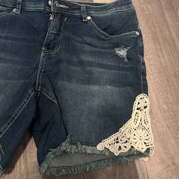 Venus Jean Shorts with Lace - Picture 2 of 4